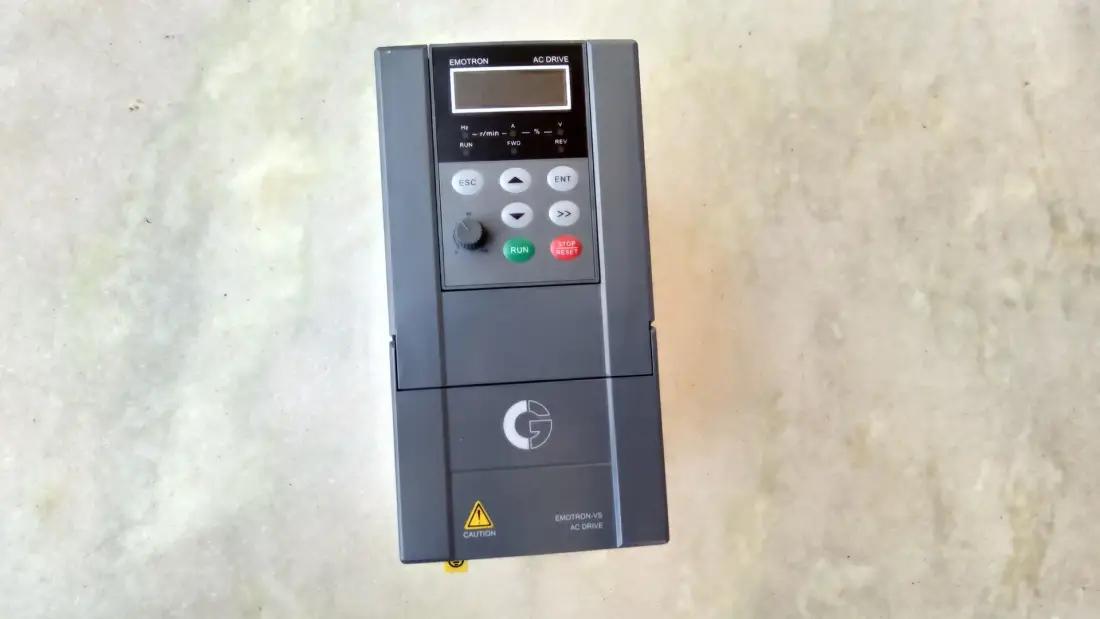 Drive de motor montado en riel DIN — referencia de electrónica de control